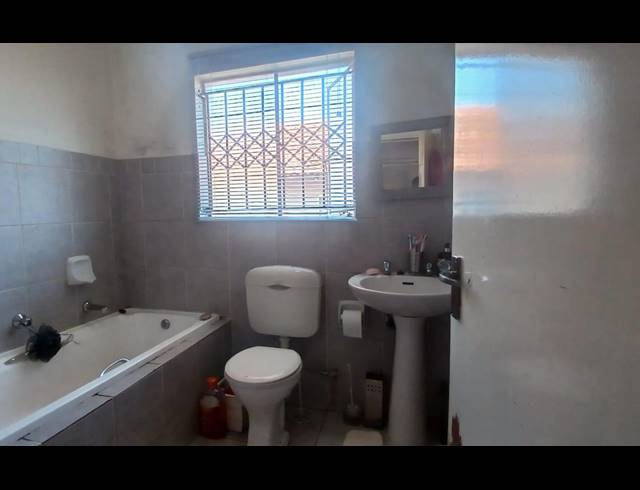 4 BEDROOM TOWNHOUSE FOR SALE IN MONDEOR